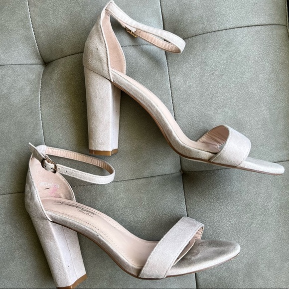 Suede Chunky heel strap sandal - Picture 2 of 9